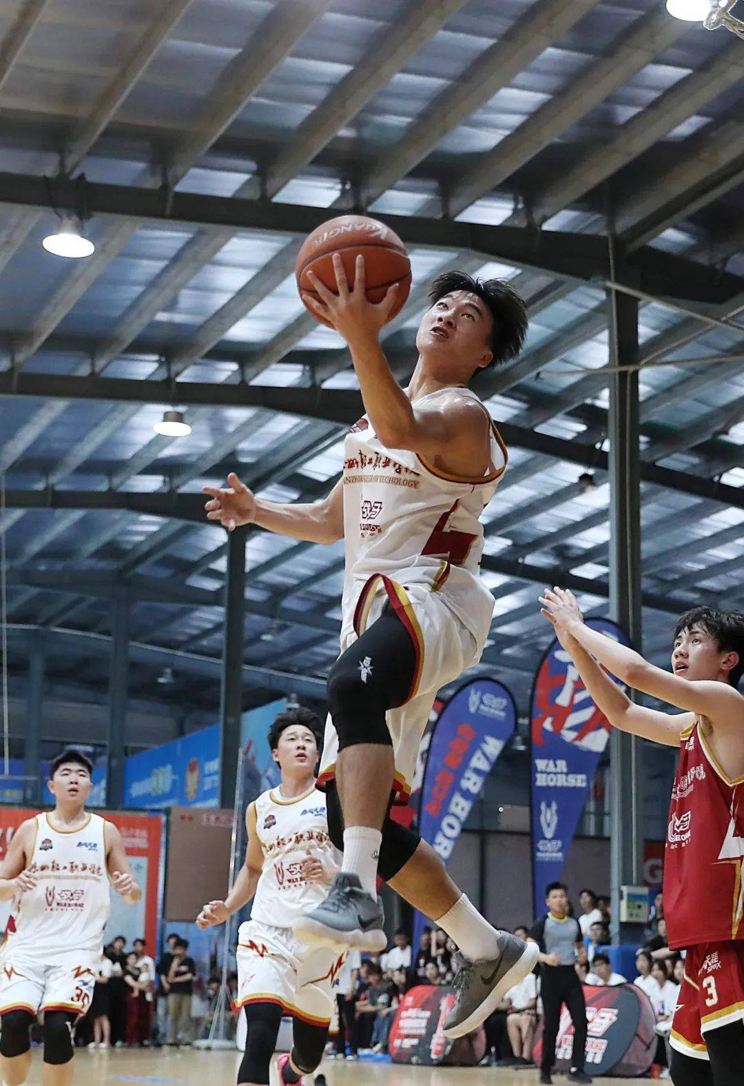 职业篮球聚焦比赛亮点，球员表现令人惊喜