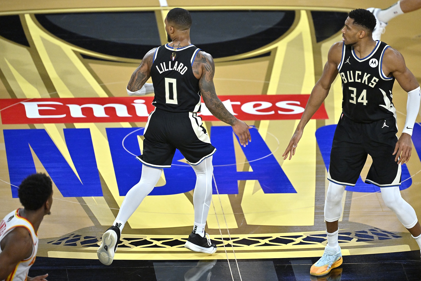 雄鹿队关键时刻砍下致胜关键球